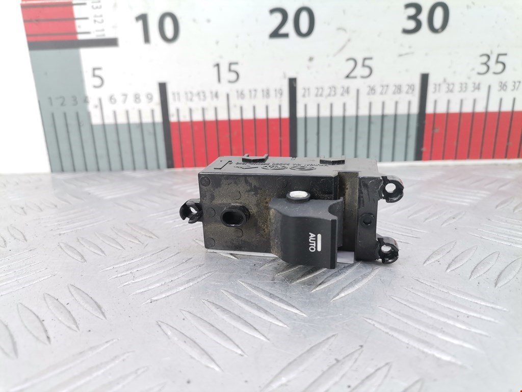 Кнопка стеклоподъемника HYUNDAI i40 2011-2019