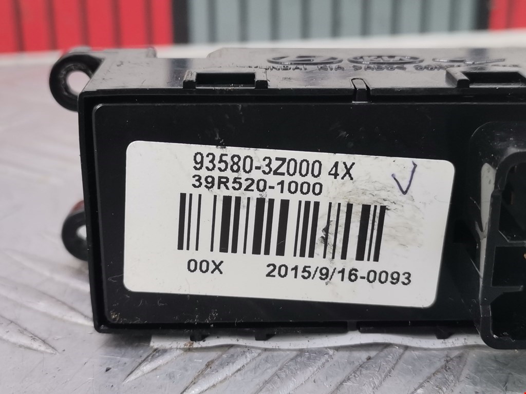 Кнопка стеклоподъемника HYUNDAI i40 2011-2019