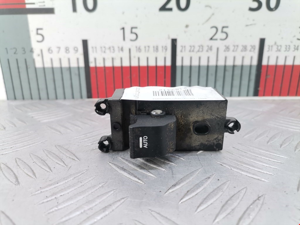 Кнопка стеклоподъемника HYUNDAI i40 2011-2019