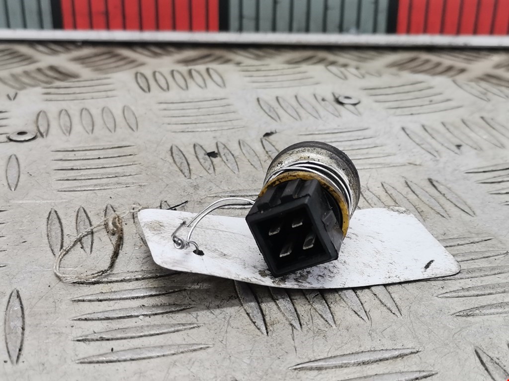 Датчик температуры (охлаждающей жидкости) VOLKSWAGEN Polo III 1994-2001