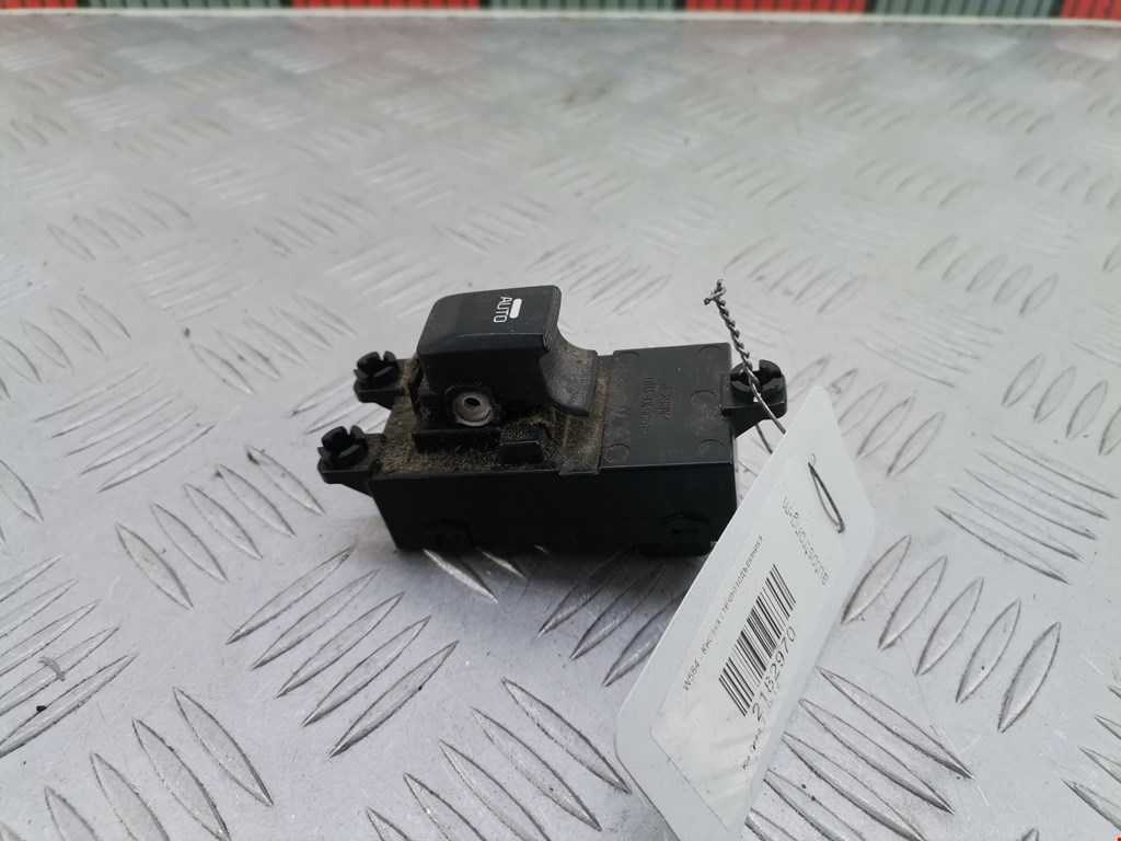 Кнопка стеклоподъемника KIA Cee'd II 2012-2018