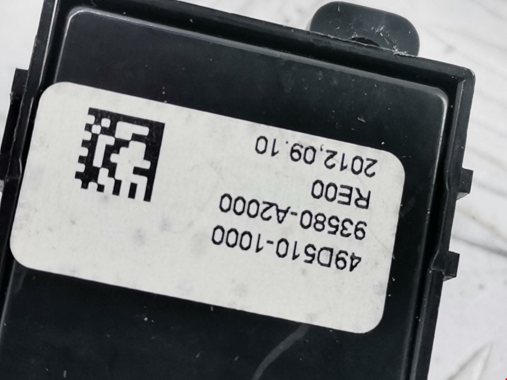 Кнопка стеклоподъемника KIA Cee'd II 2012-2018