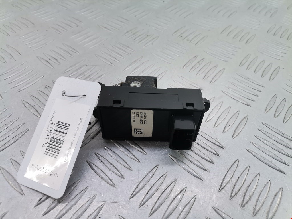 Кнопка стеклоподъемника KIA Cee'd II 2012-2018