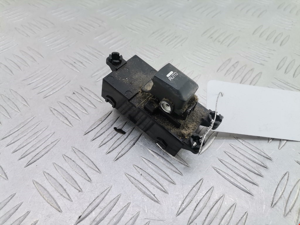 Кнопка стеклоподъемника KIA Cee'd II 2012-2018