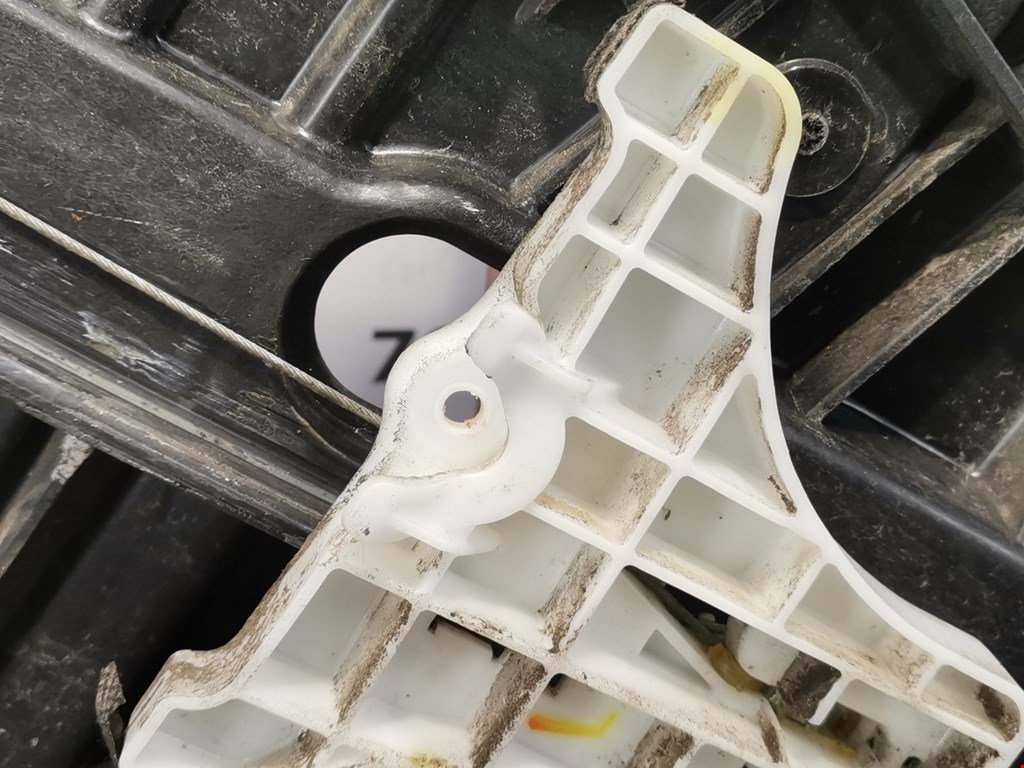 Стеклоподъемник задний правый KIA Cee'd II 2012-2018