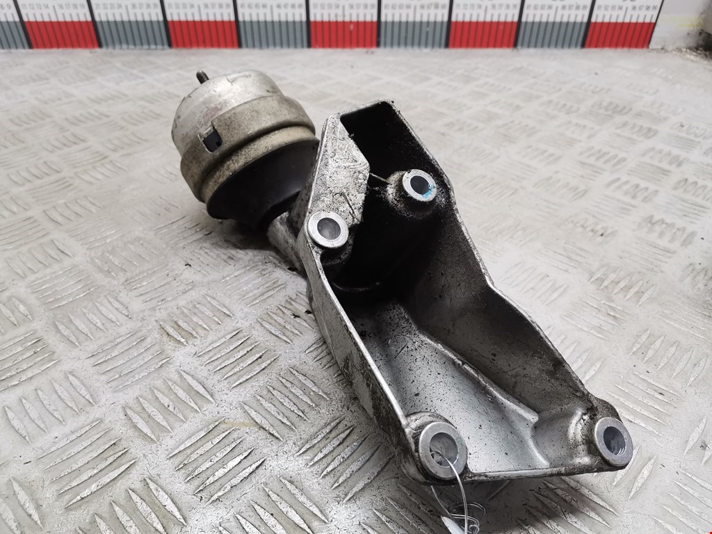 Кронштейн (крепление лапа) двигателя Audi A6 C5 (1997-2005)