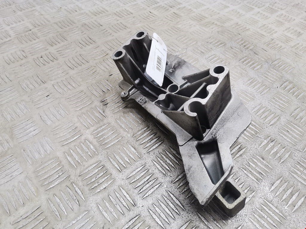 Кронштейн (крепление лапа) двигателя Volkswagen Polo 4 (2001-2009)