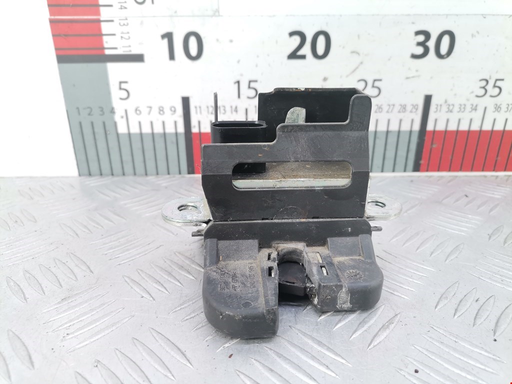 Замок багажника (крышки двери) VOLKSWAGEN Tiguan 2007-2016