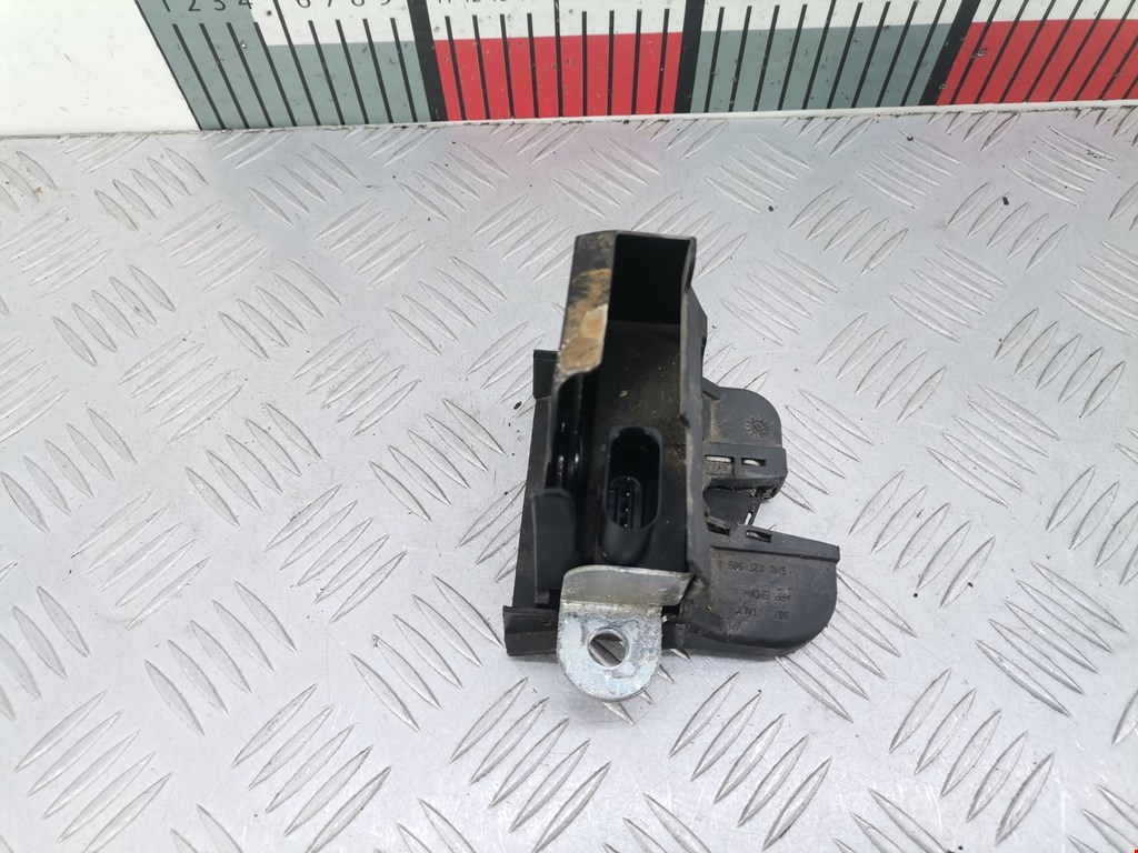 Замок багажника (крышки двери) VOLKSWAGEN Tiguan 2007-2016