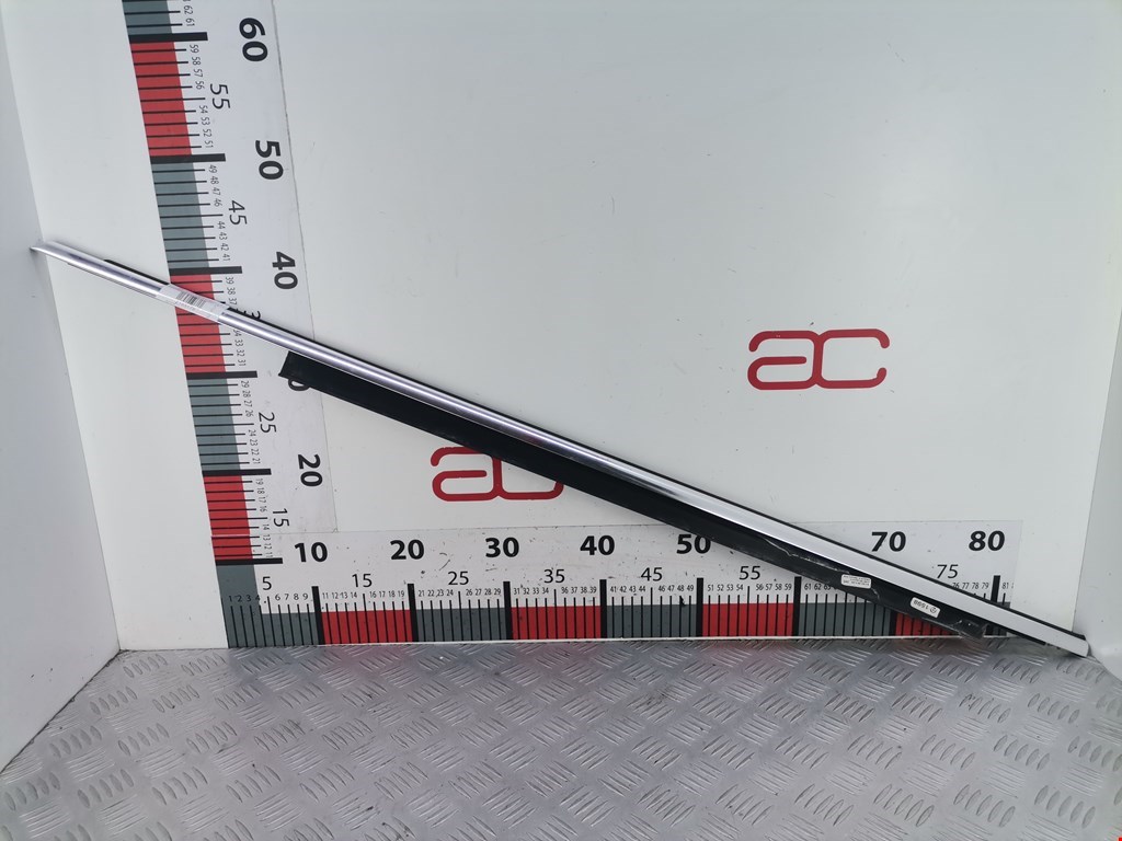 Накладка декоративная (молдинг) стекла двери передней левой Audi A4 B8 (2007-2015)