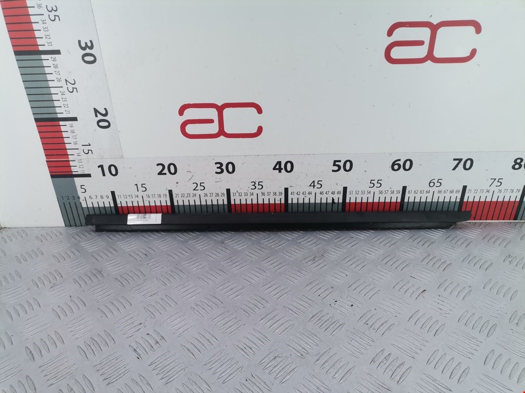 Накладка декоративная (молдинг) стекла двери передней левой Dodge Nitro (2006-2011)