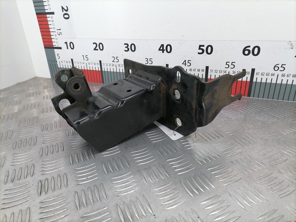 Отбойник бампера передний правый Audi Q7 4L (2005-2015)