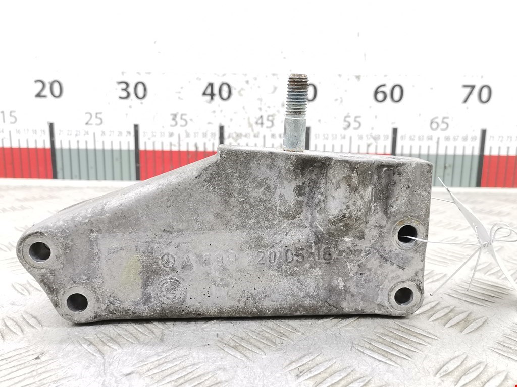 Кронштейн (крепление лапа) двигателя Mitsubishi Colt 6 (2002-2012)