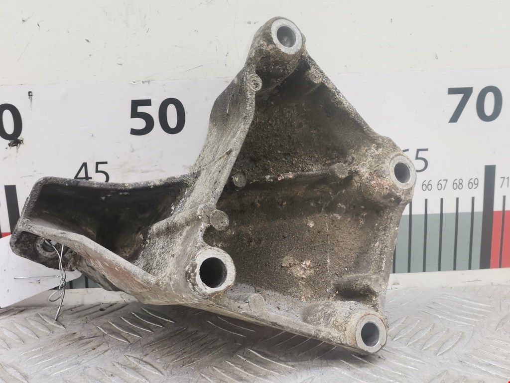 Кронштейн (крепление лапа) двигателя Audi A6 C5 (1997-2005)