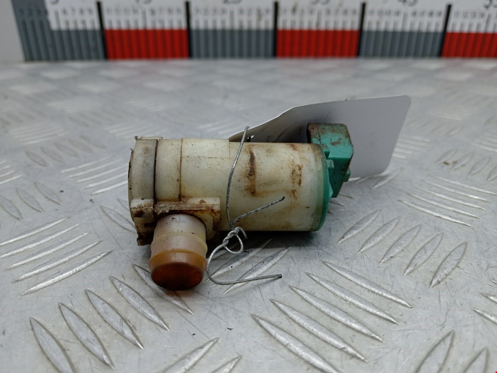 Насос (моторчик) омывателя Nissan X-Trail T30 (2000-2007)