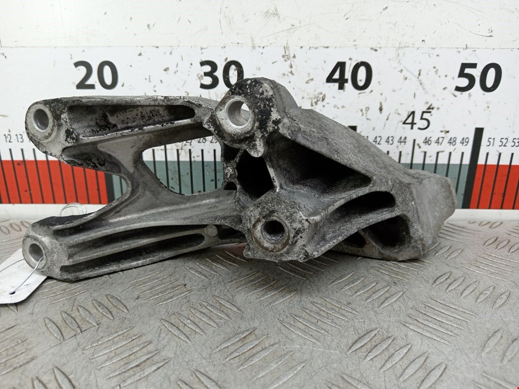 Кронштейн (крепление лапа) двигателя Audi A4 B8 (2007-2015)