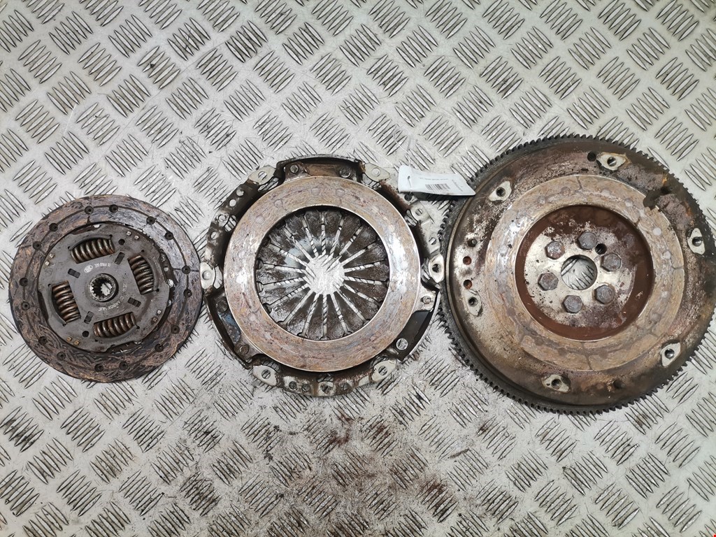 Маховик (демпфер сцепления) FORD Fiesta 2001-2008