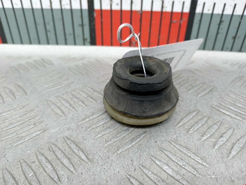 Кронштейн (крепление) радиатора Volkswagen Touareg 1 (2002-2010)