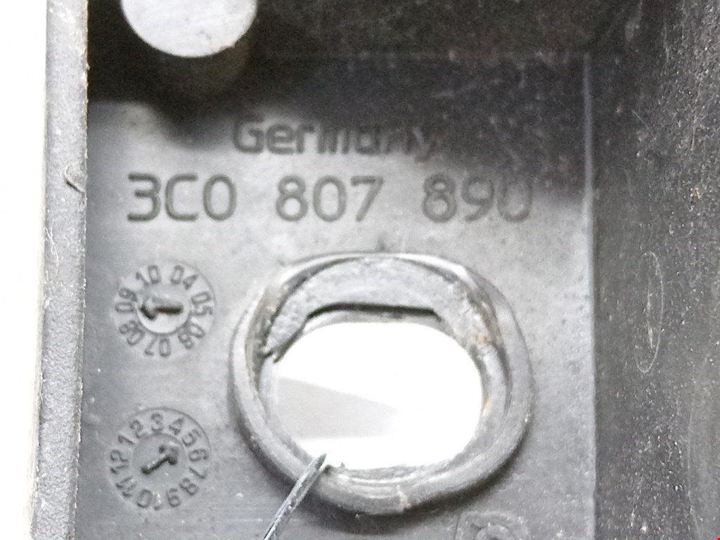 Кронштейн переднего бампера правый VOLKSWAGEN Passat B6 2005-2011