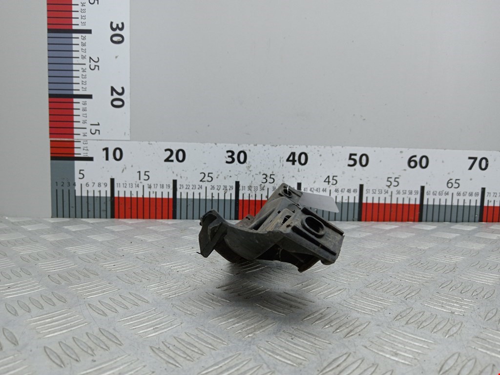 Кронштейн переднего бампера левый VOLKSWAGEN Passat B6 2005-2011