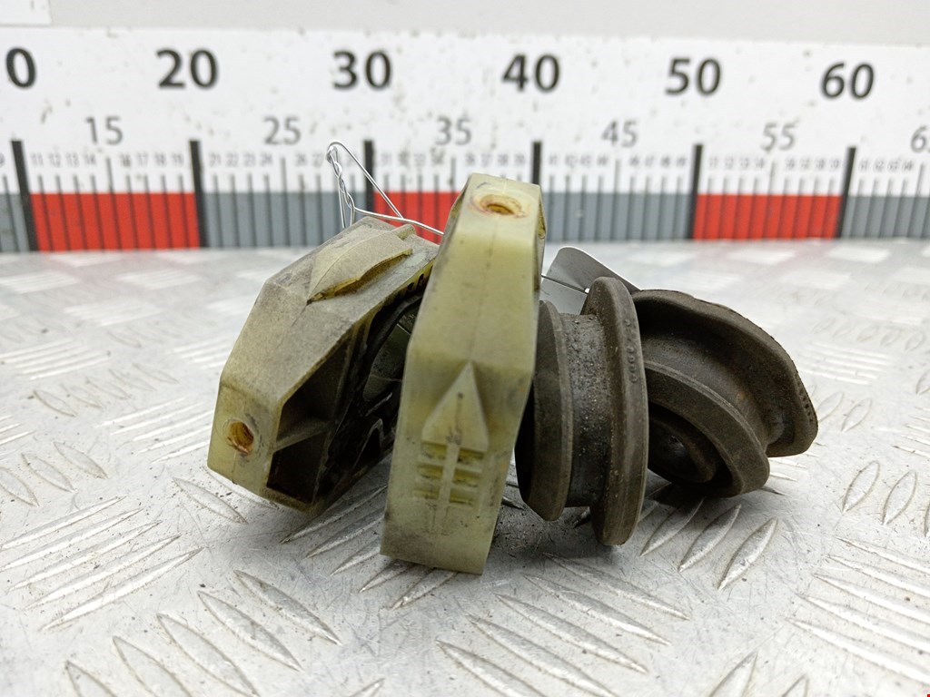 Кронштейн (крепление) радиатора VOLKSWAGEN Passat B6 2005-2011