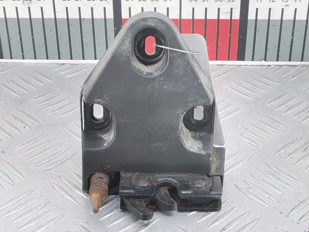 Замок двери распашной правой Opel Vivaro A (2001-2014)