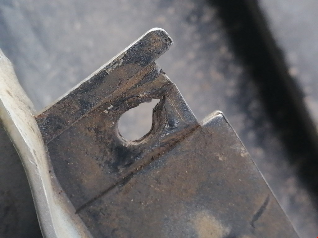 Крыло переднее правое RENAULT Laguna 2001-2007