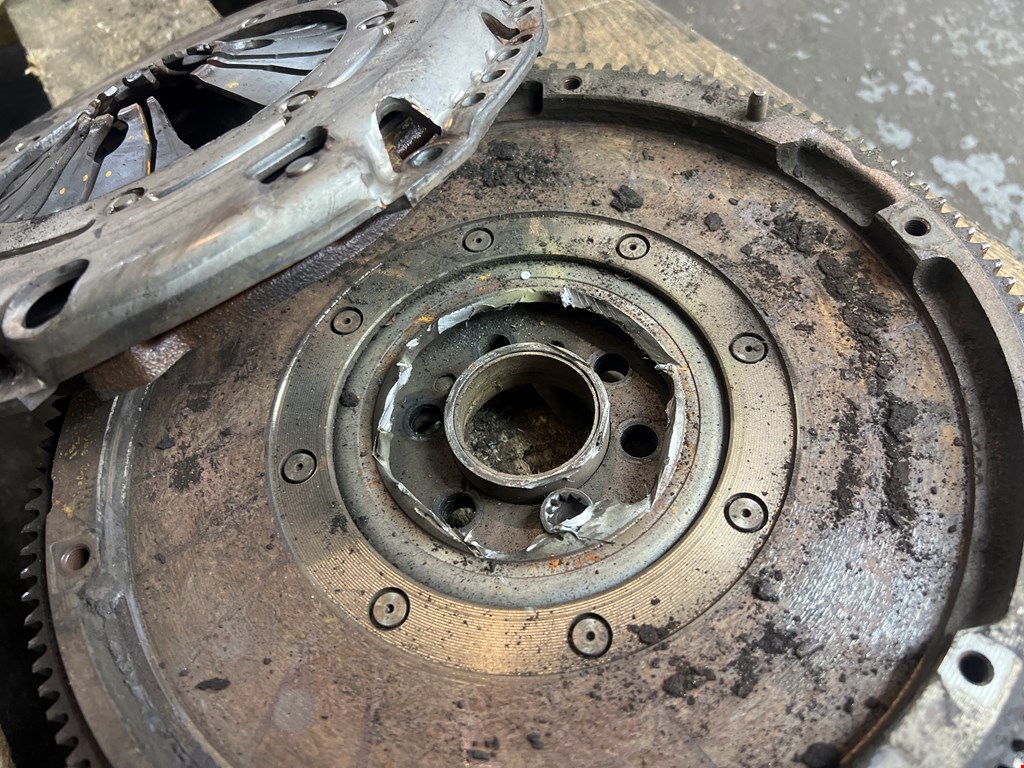 Маховик (демпфер сцепления) VOLKSWAGEN Passat B6 2005-2011