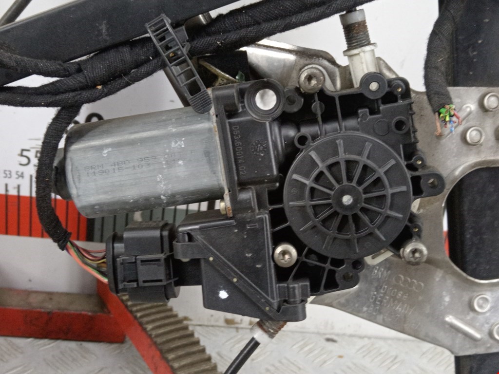 Стеклоподъемник передний левый AUDI A6 C5 1997-2004