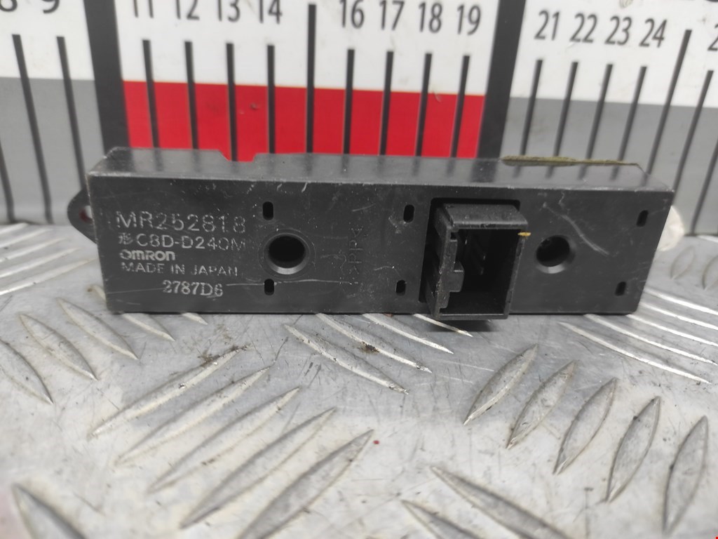 Кнопка стеклоподъемника MITSUBISHI Galant VIII 1996-2006