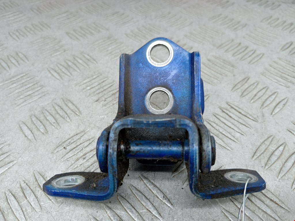 Петля двери передней левой Mazda 3 BK (2003-2009)