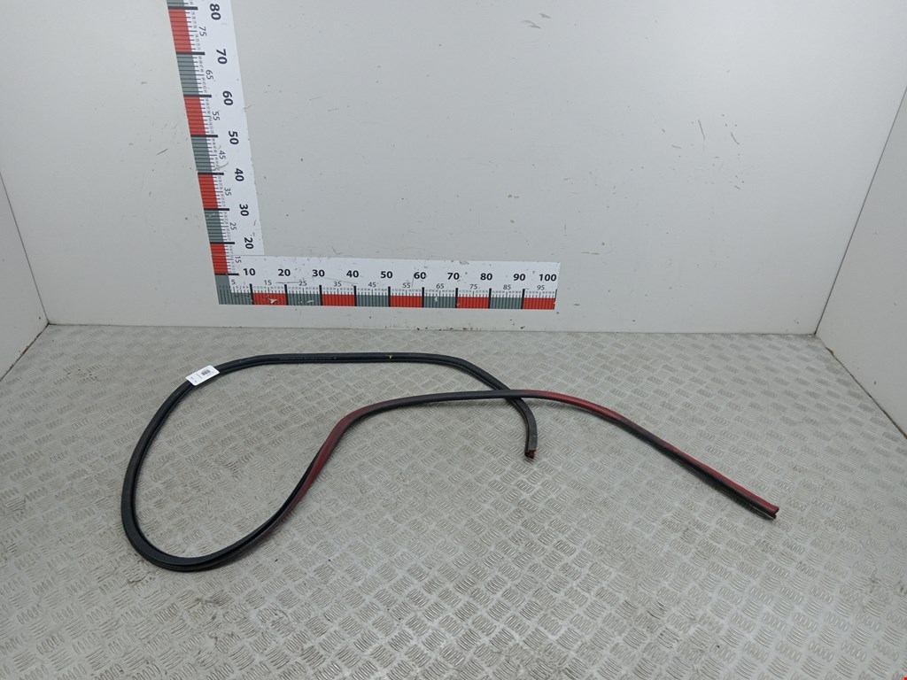 Уплотнитель двери VOLKSWAGEN Caddy III 2004-2015