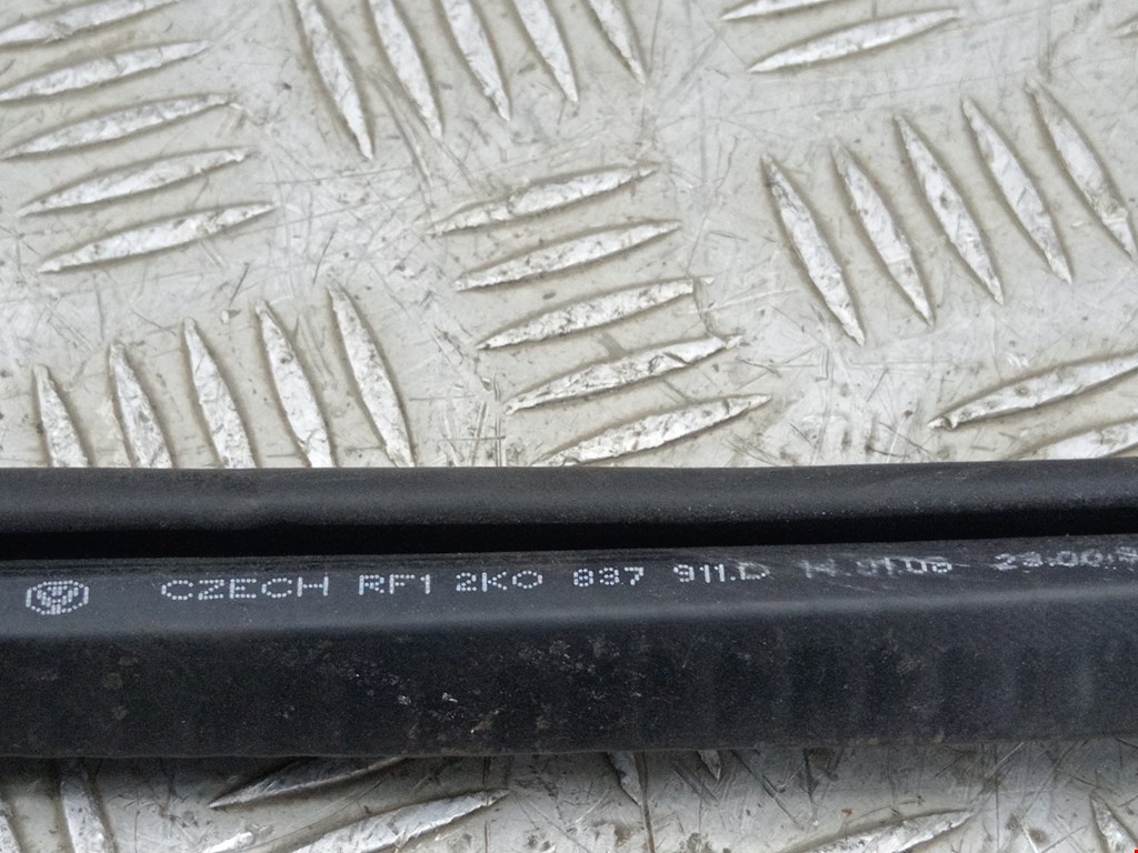 Уплотнитель двери VOLKSWAGEN Caddy III 2004-2015