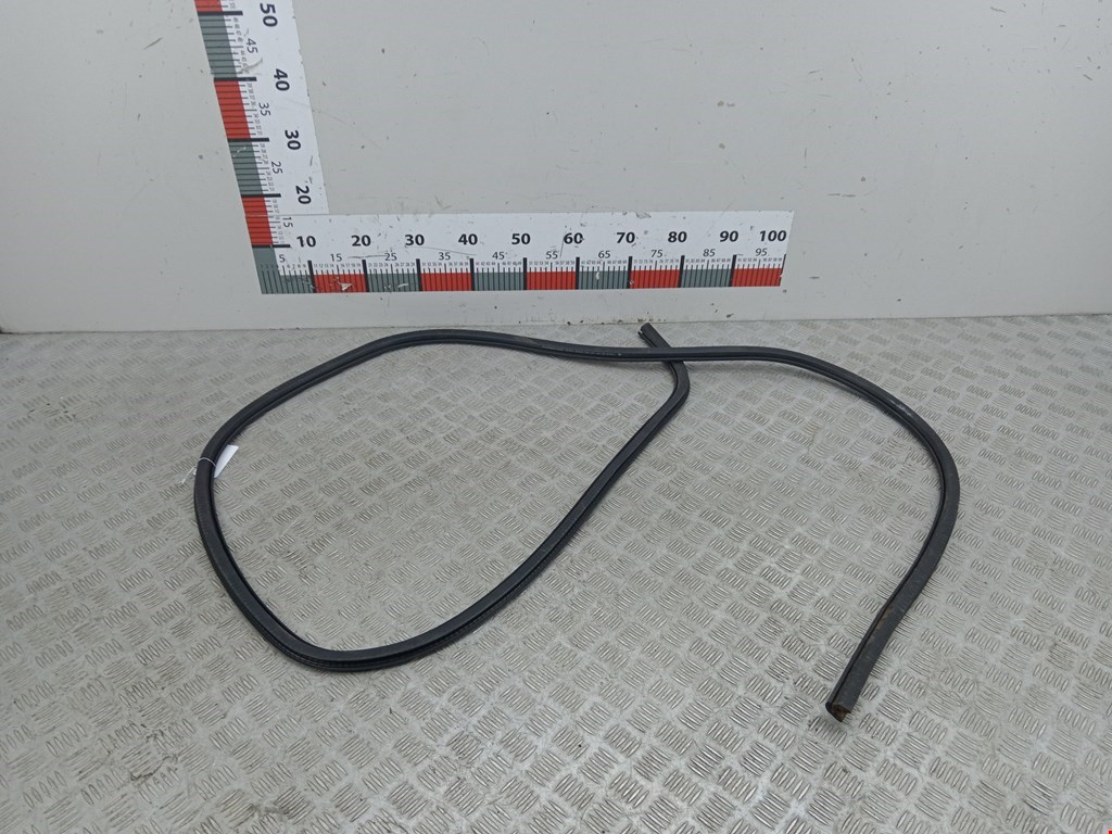 Уплотнитель двери VOLKSWAGEN Caddy III 2004-2015