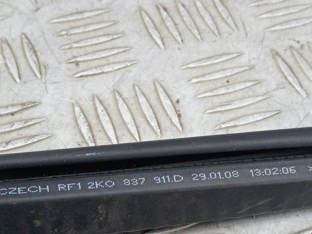 Уплотнитель двери VOLKSWAGEN Caddy III 2004-2015