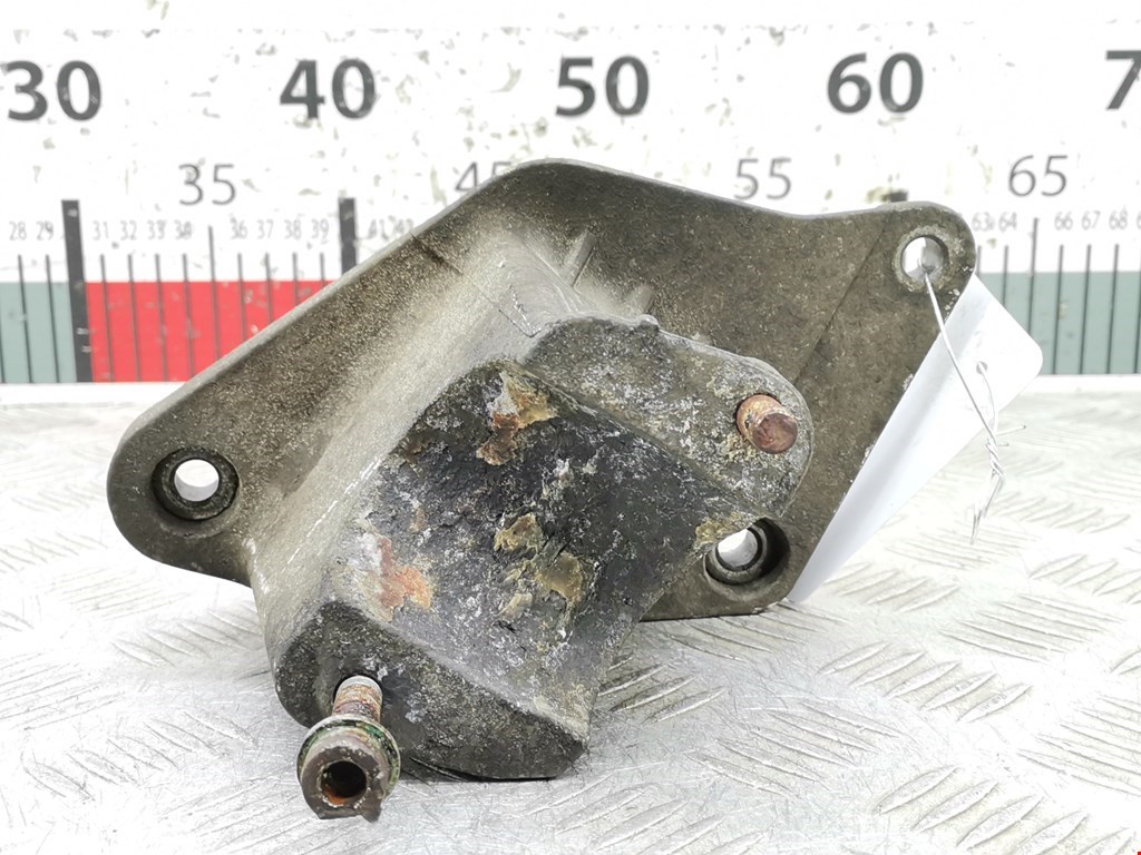 Кронштейн (крепление лапа) двигателя