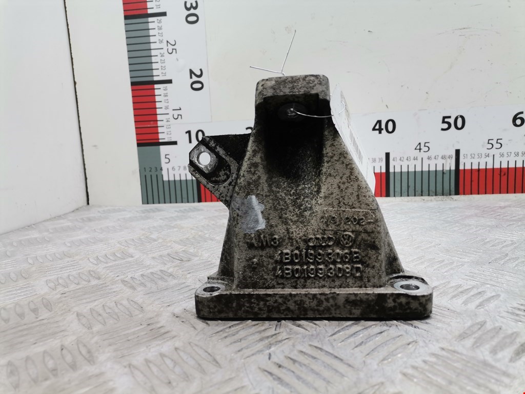 Кронштейн (крепление лапа) двигателя Audi A6 C5 (1997-2005)