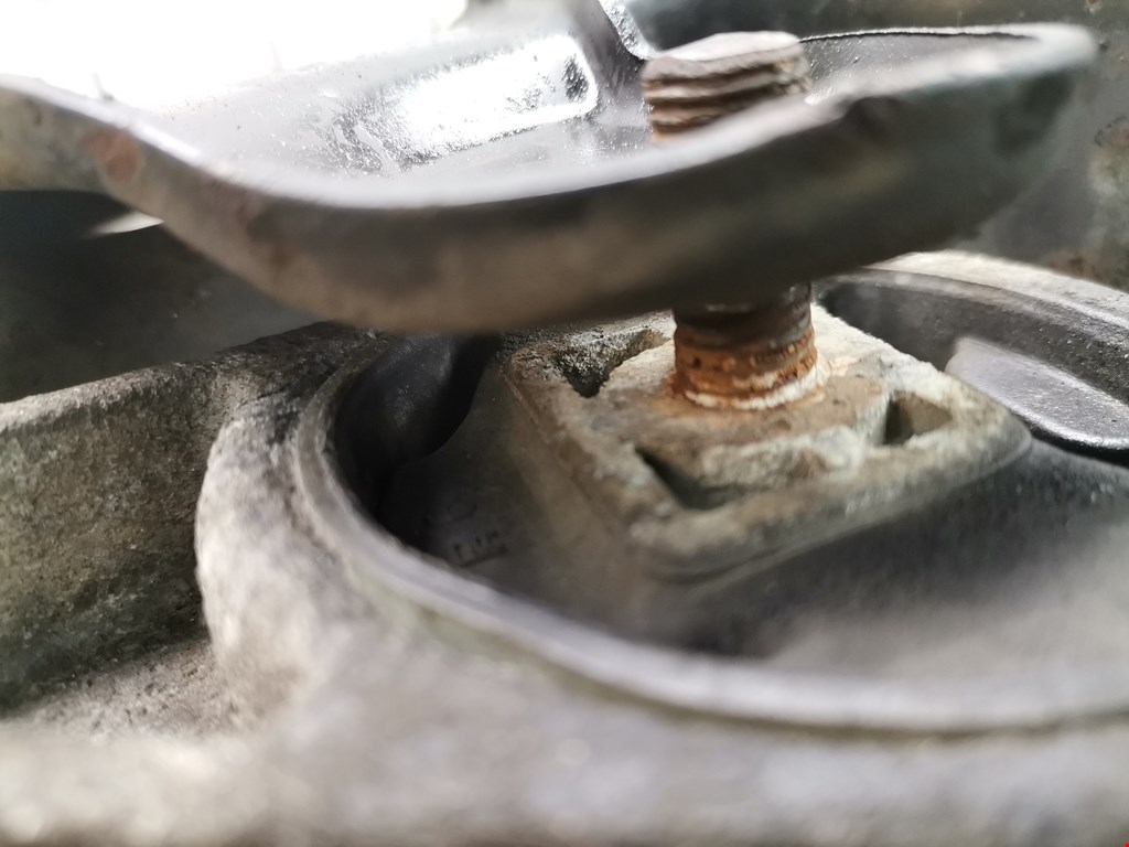 Подушка (опора) крепления двигателя Ford Focus 1 (1998-2005)