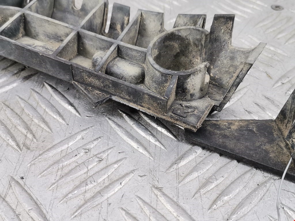 Кронштейн переднего бампера левый AUDI A4 B6 2001-2005