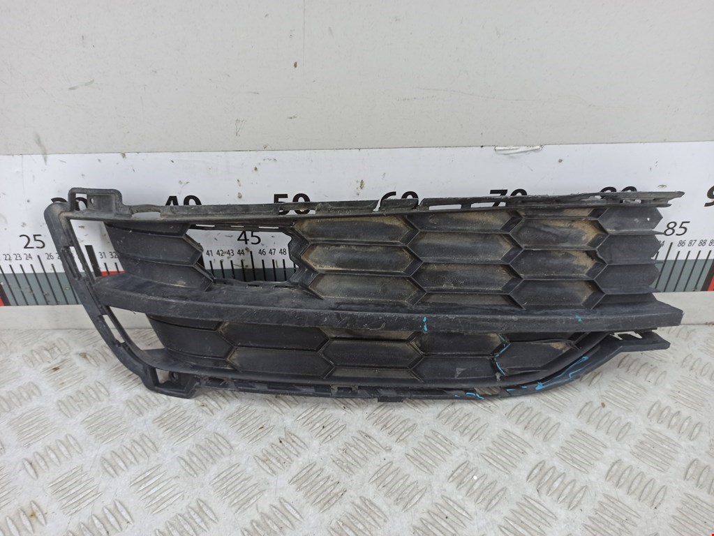 Решетка (заглушка) в бампер левая Skoda Karoq (2017-2021)