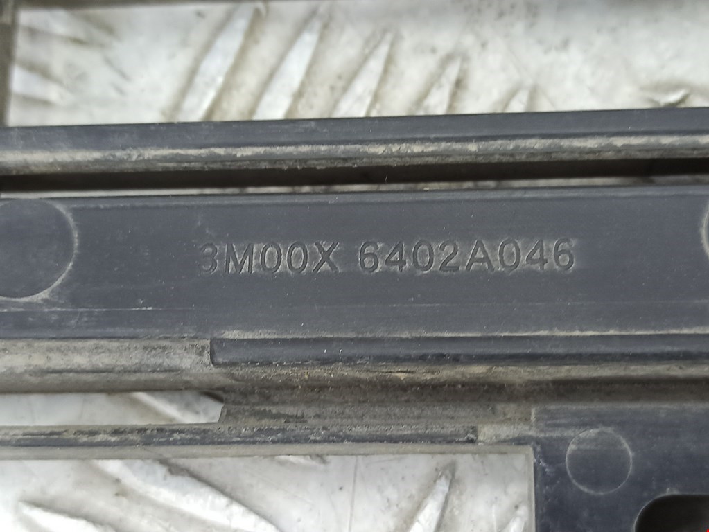 Решетка в бампер MITSUBISHI Pajero IV 2006-2022