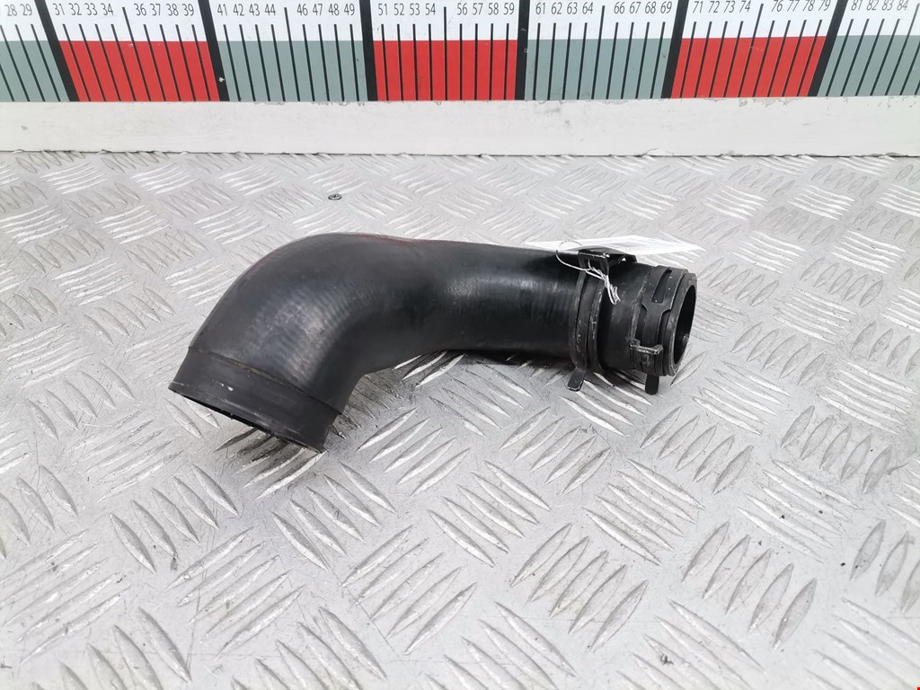 Патрубок интеркулера VOLKSWAGEN Polo III 1994-2001