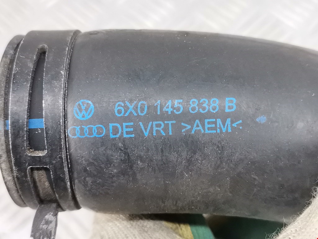 Патрубок интеркулера VOLKSWAGEN Polo III 1994-2001