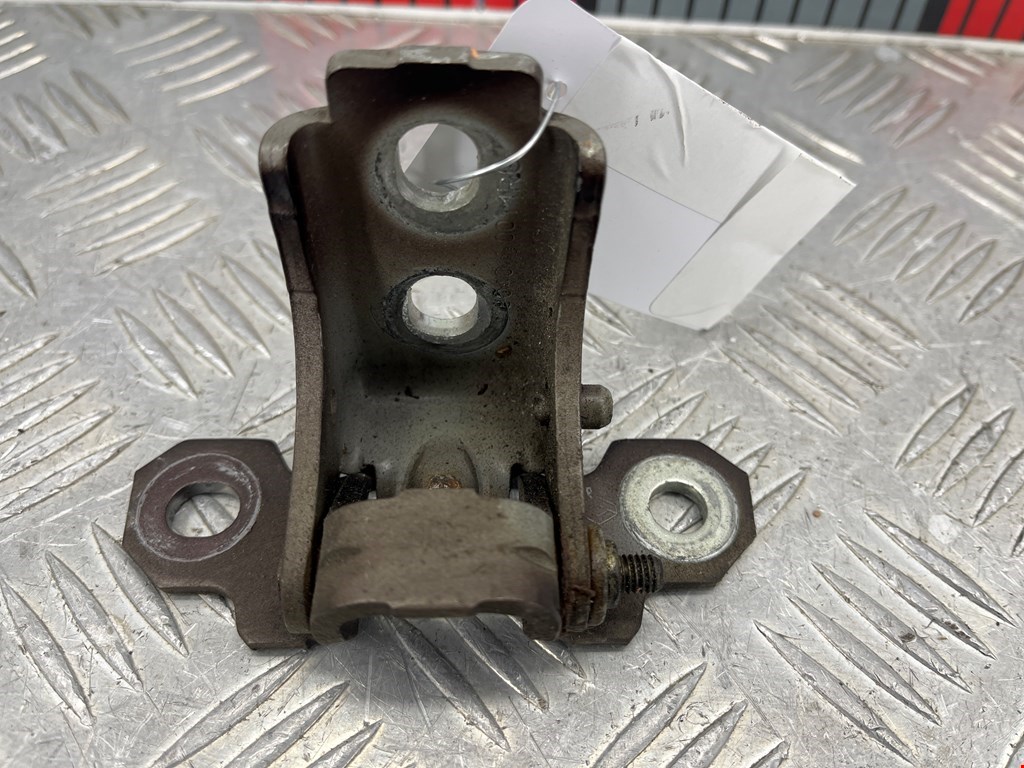 Петля двери передней правой Renault Megane 3 (2008-2016)