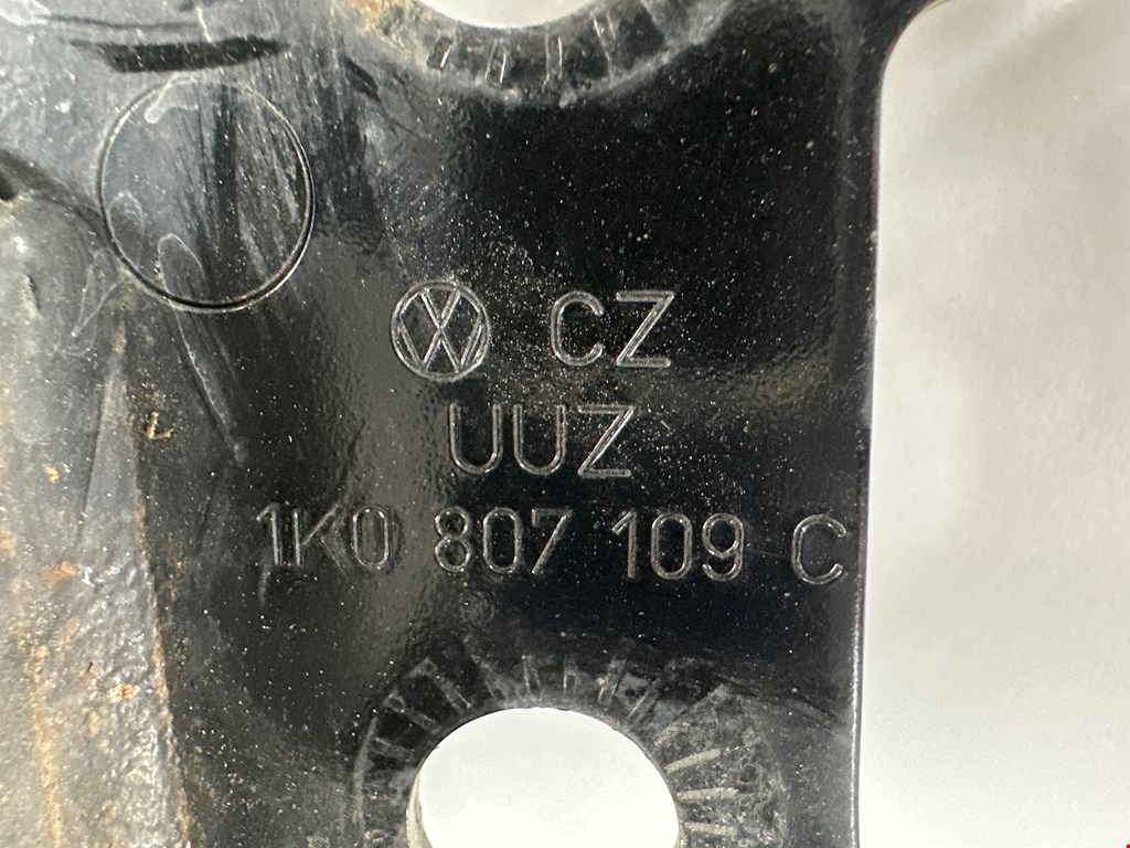 Усилитель переднего бампера (передний) VOLKSWAGEN Golf V 2003-2009