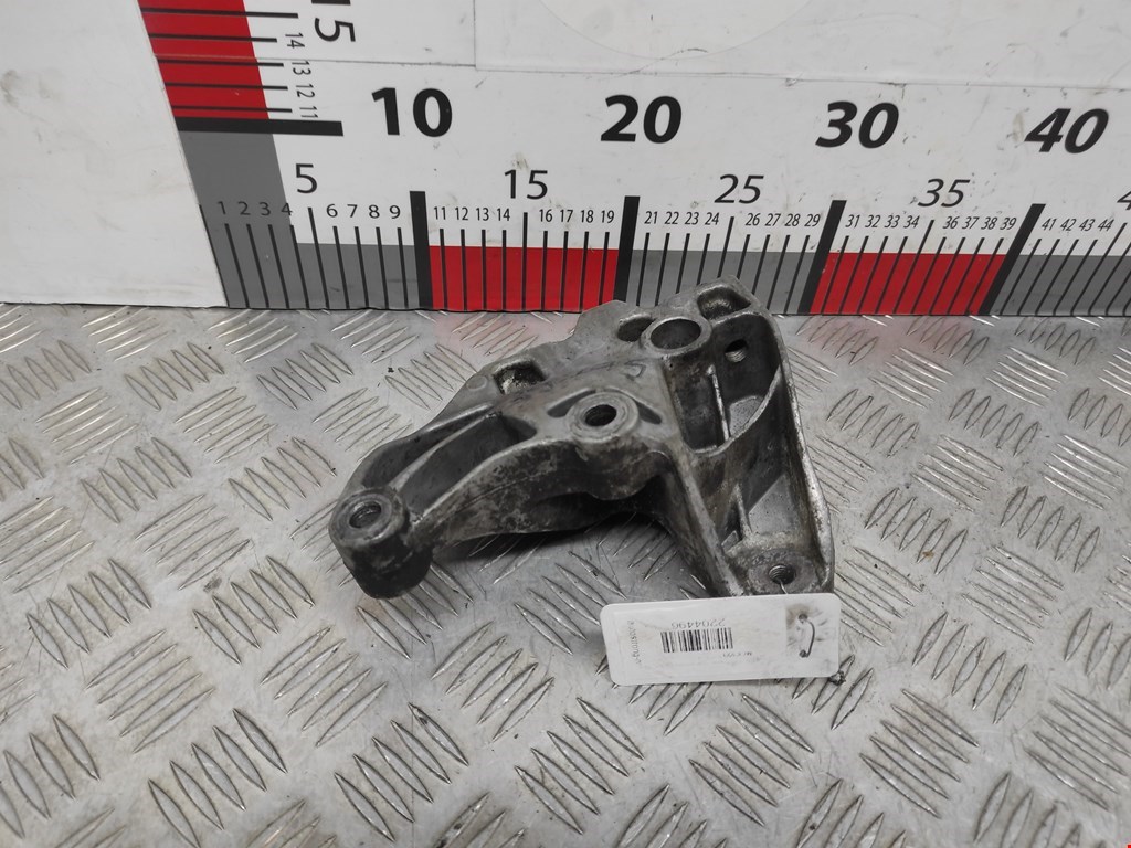 Кронштейн (крепление лапа траверса) кпп Audi A3 8P (2003-2013)