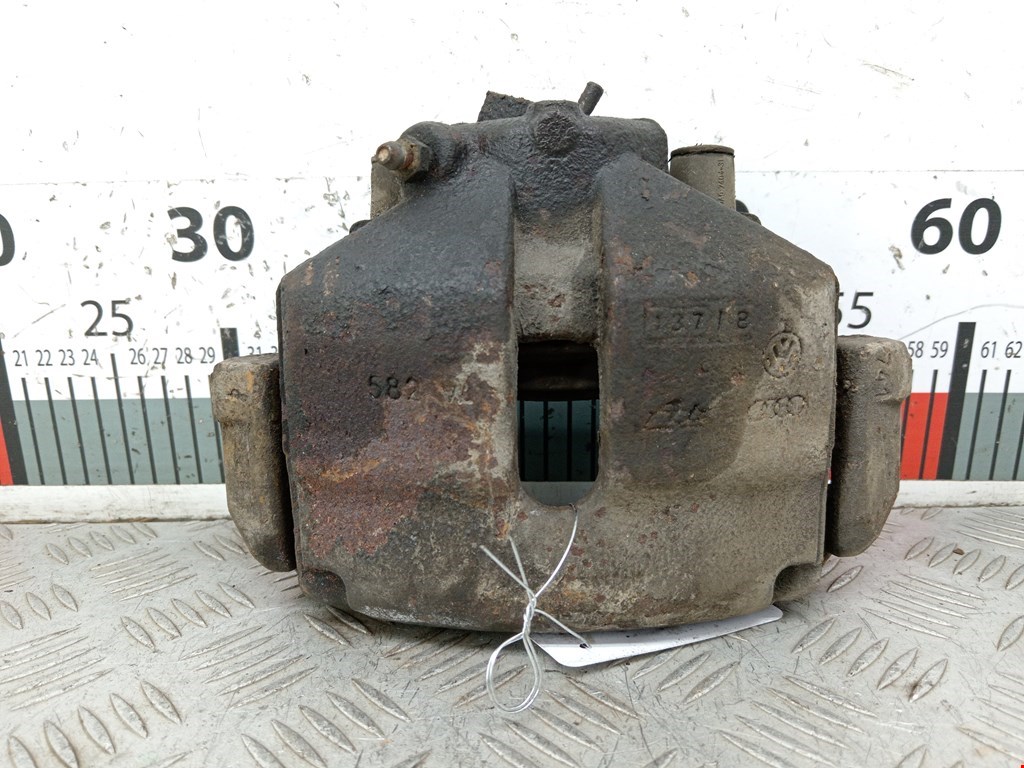 Суппорт передний правый VOLKSWAGEN Passat B6 2005-2011