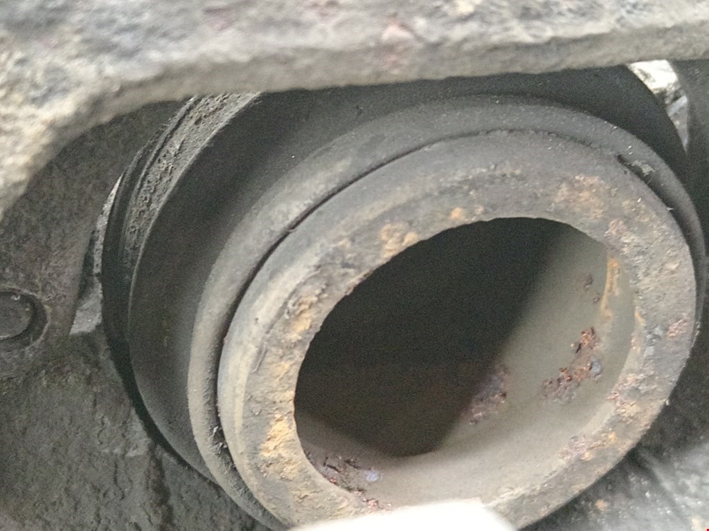 Суппорт передний правый VOLKSWAGEN Passat B6 2005-2011