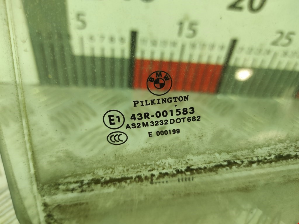 Стекло двери заднее левое BMW 1er E81\E87 2004-2011