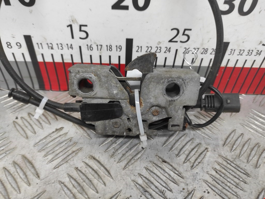 Замок капота SEAT Toledo 2012-2019